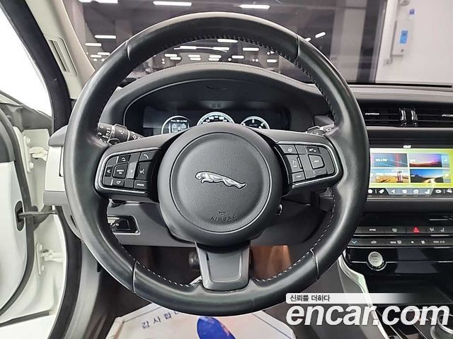 Jaguar XF 2017 — photo 9