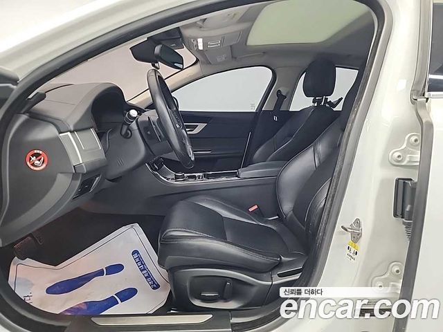 Jaguar XF 2017 — photo 11