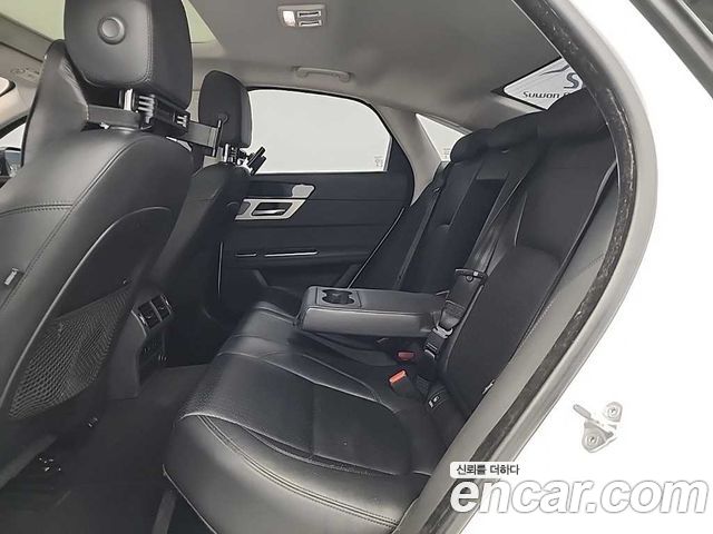 Jaguar XF 2017 — photo 12