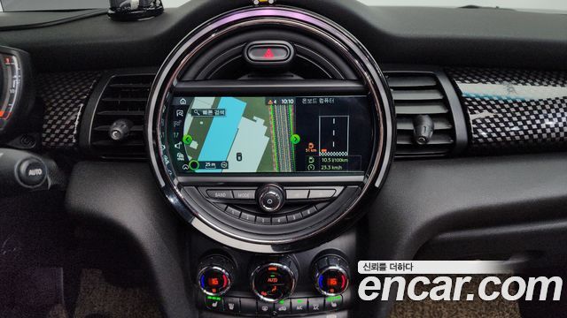 Mini Cooper Convertible 2019 — photo 18