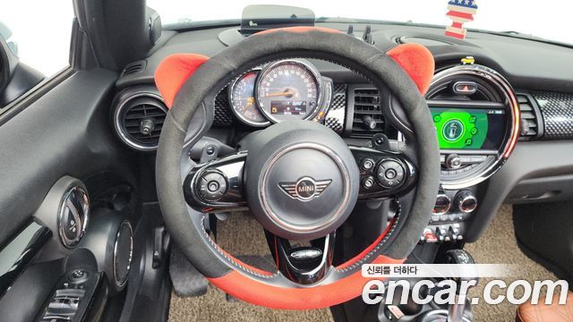 Mini Cooper Convertible 2019 — photo 19