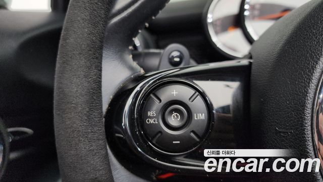 Mini Cooper Convertible 2019 — photo 21