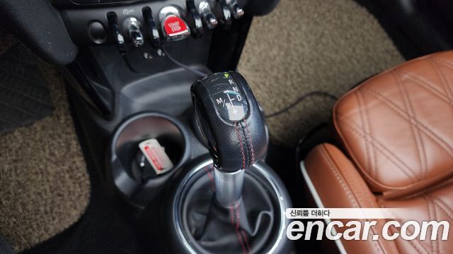 Mini Cooper Convertible 2019 — photo 23