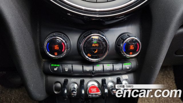 Mini Cooper Convertible 2019 — photo 24