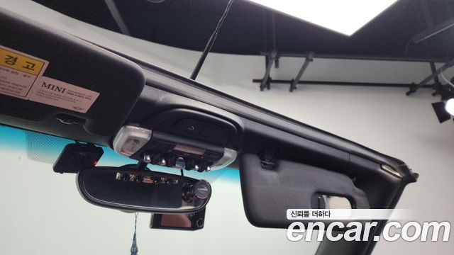 Mini Cooper Convertible 2019 — photo 26