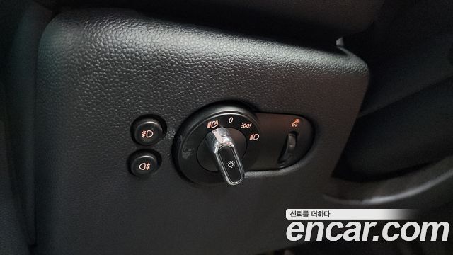 Mini Cooper Convertible 2019 — photo 27