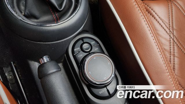 Mini Cooper Convertible 2019 — photo 28