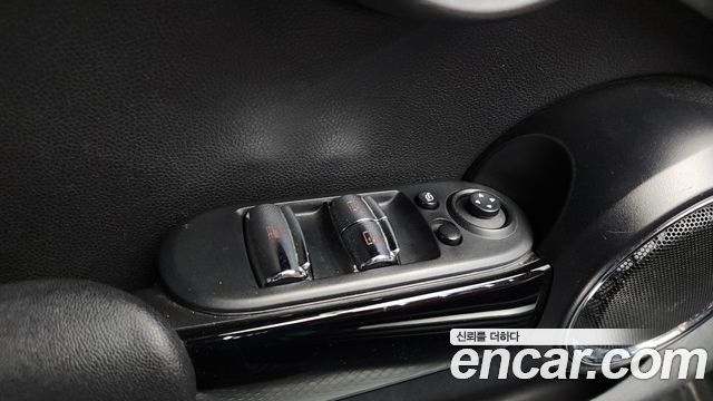 Mini Cooper Convertible 2019 — photo 30