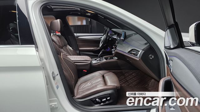 BMW 5-Series 2019 — photo 11