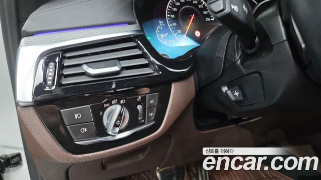 BMW 5-Series 2019 — photo 17