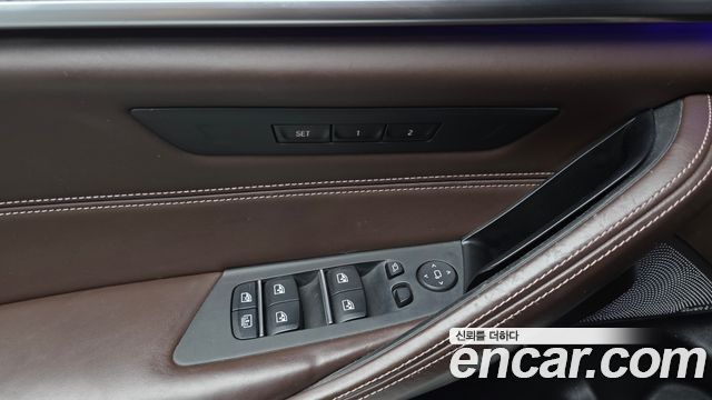 BMW 5-Series 2019 — photo 19