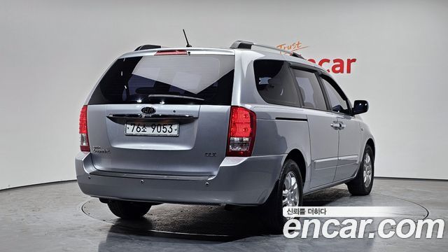 Kia Canival 2009 — photo 2