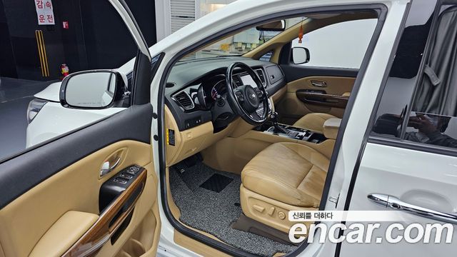 Kia Canival 2015 — photo 10