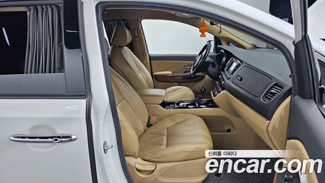 Kia Canival 2015 — photo 11