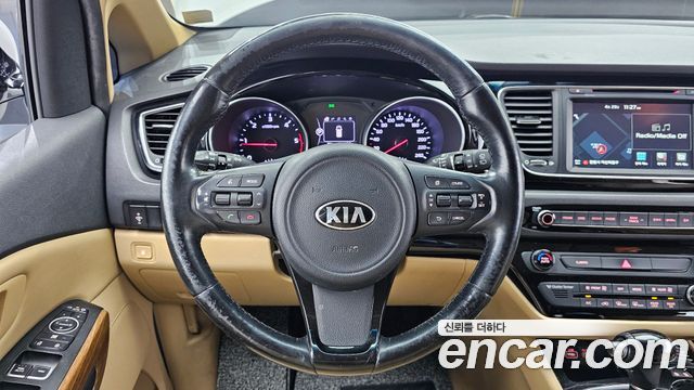 Kia Canival 2015 — photo 13