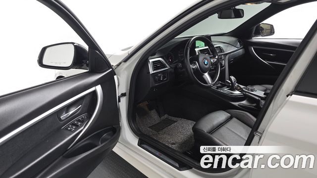 BMW 3-Series 2018 — photo 13