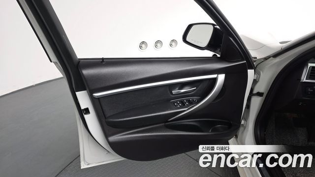 BMW 3-Series 2018 — photo 14