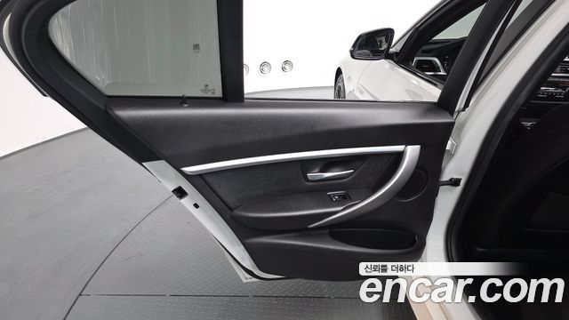 BMW 3-Series 2018 — photo 15