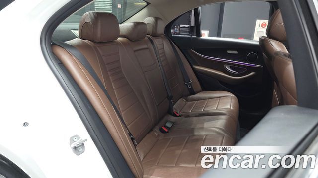 Mercedes-Benz E-Class 2017 — photo 12