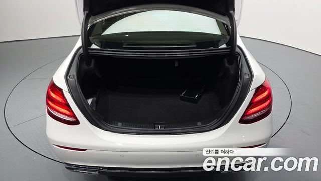 Mercedes-Benz E-Class 2017 — photo 20