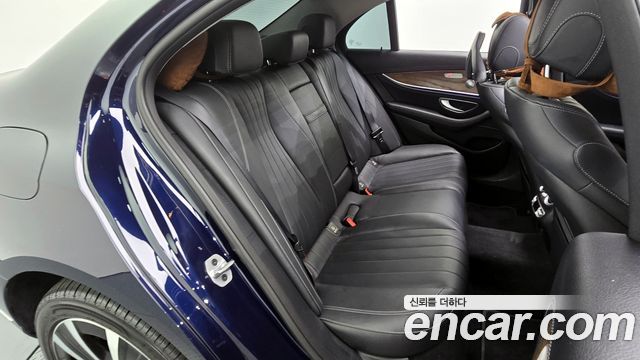 Mercedes-Benz E-Class 2020 — photo 17