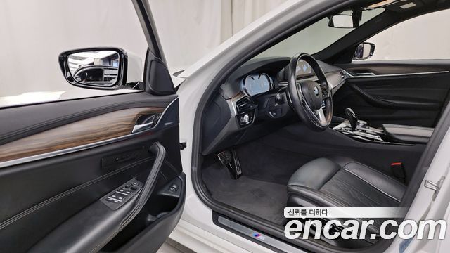BMW 5-Series 2018 — photo 13