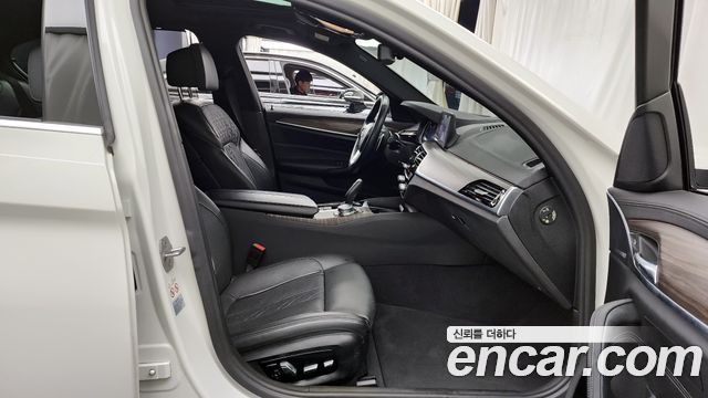 BMW 5-Series 2018 — photo 17