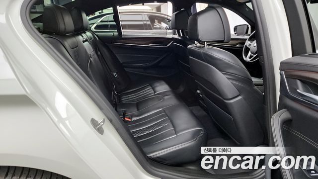 BMW 5-Series 2018 — photo 18