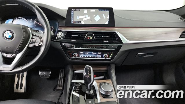 BMW 5-Series 2018 — photo 20