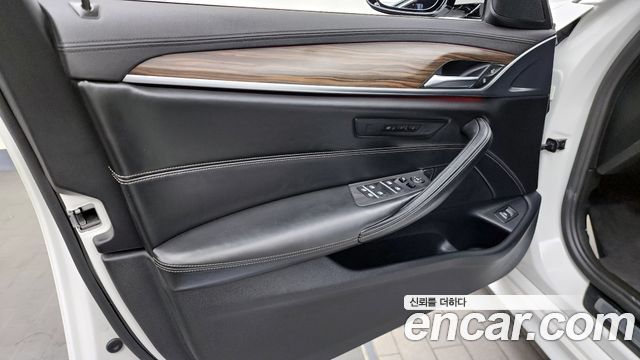 BMW 5-Series 2018 — photo 14