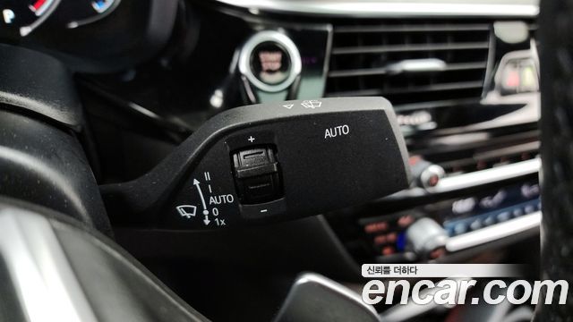 BMW 5-Series 2018 — photo 28