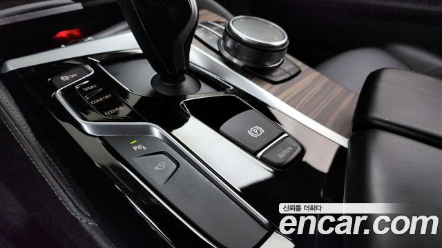 BMW 5-Series 2018 — photo 32