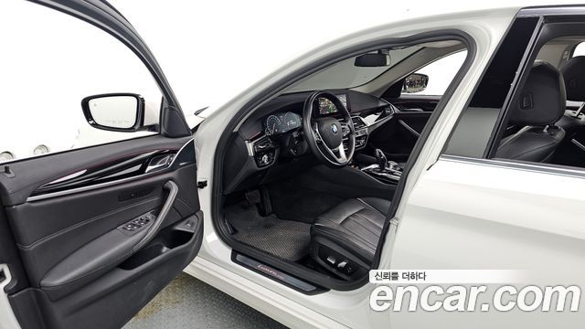 BMW 5-Series 2019 — photo 10