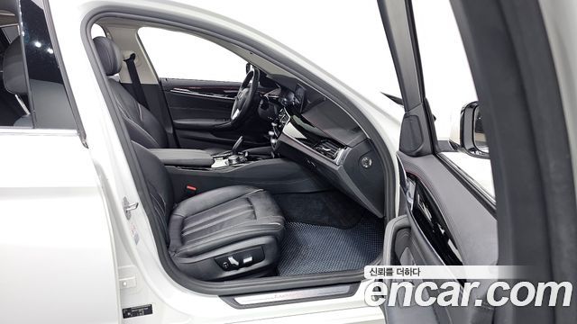 BMW 5-Series 2019 — photo 11