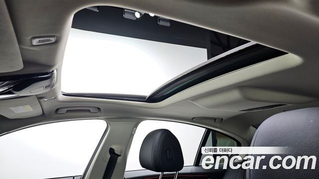 BMW 5-Series 2019 — photo 16