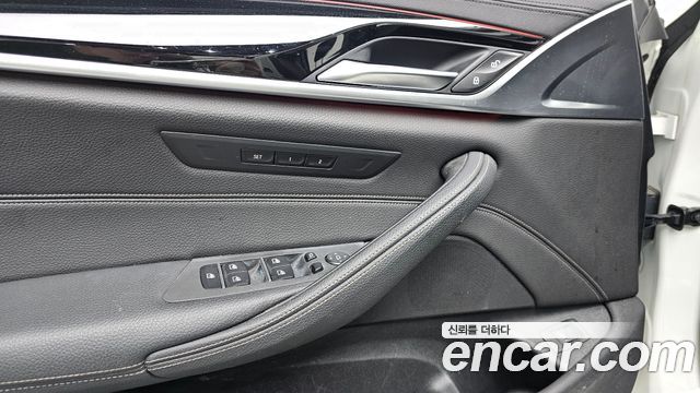 BMW 5-Series 2019 — photo 18