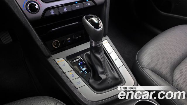 Hyundai AVANTE 2016 — photo 12