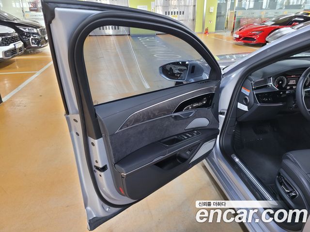 Audi A8 2023 — photo 9