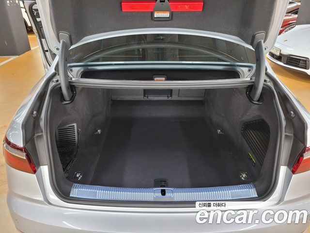 Audi A8 2023 — photo 18