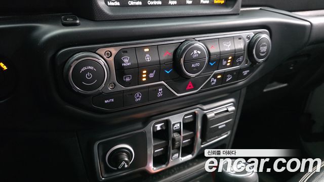 Jeep Wrangler 2019 — photo 17