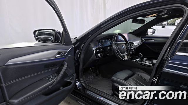 BMW 5-Series 2018 — photo 10