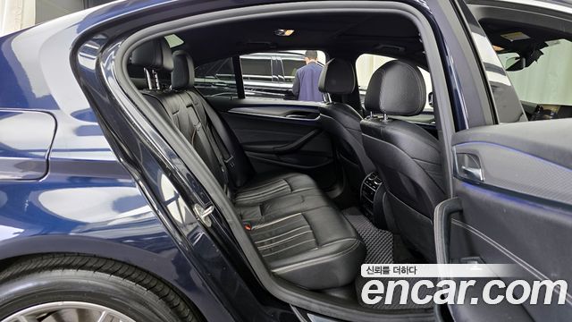 BMW 5-Series 2018 — photo 11