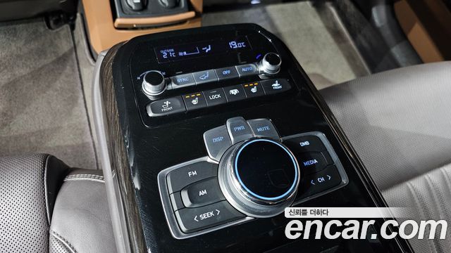 Genesis G90 2019 — photo 23