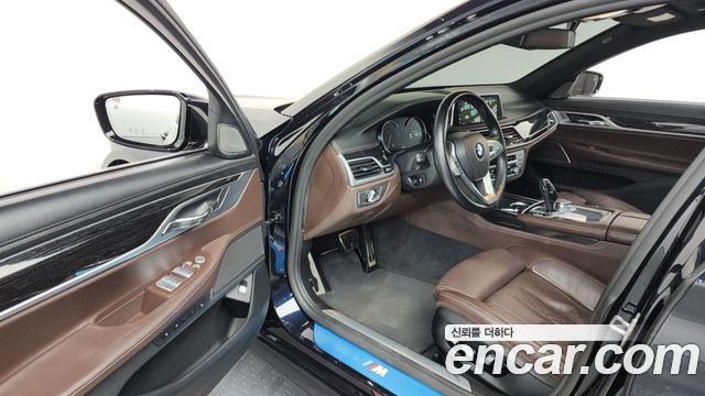 BMW 7-Series 2018 — photo 10