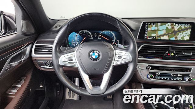 BMW 7-Series 2018 — photo 12