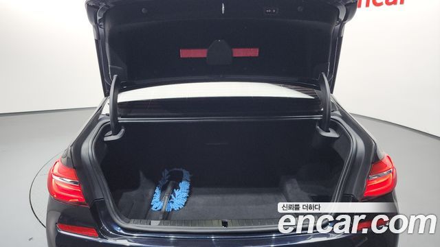 BMW 7-Series 2018 — photo 18