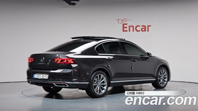 Volkswagen Passat 2022 — photo 2