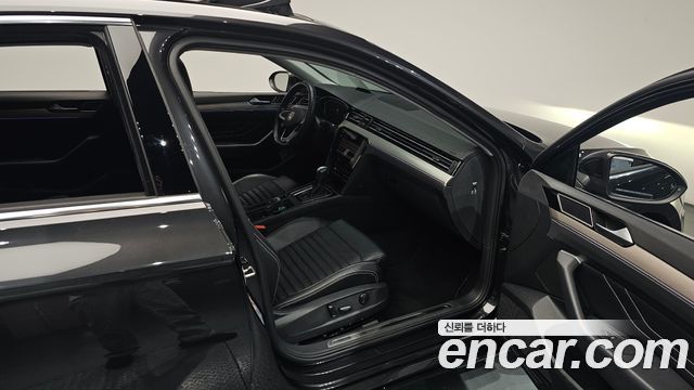 Volkswagen Passat 2022 — photo 16