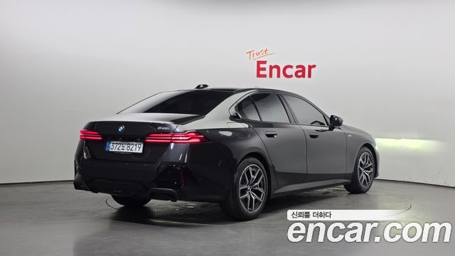 BMW 5-Series 2025 — photo 2