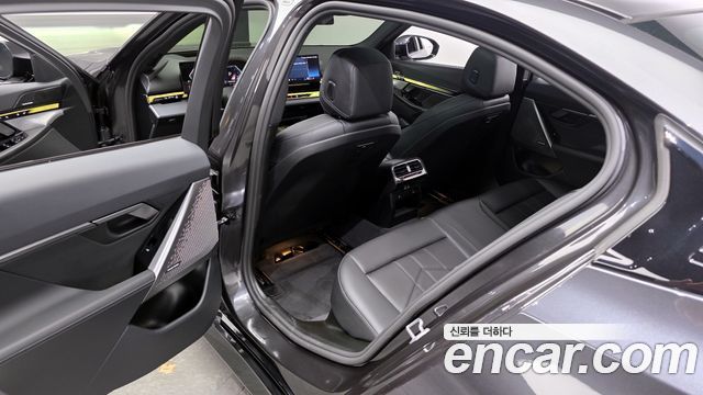 BMW 5-Series 2025 — photo 11